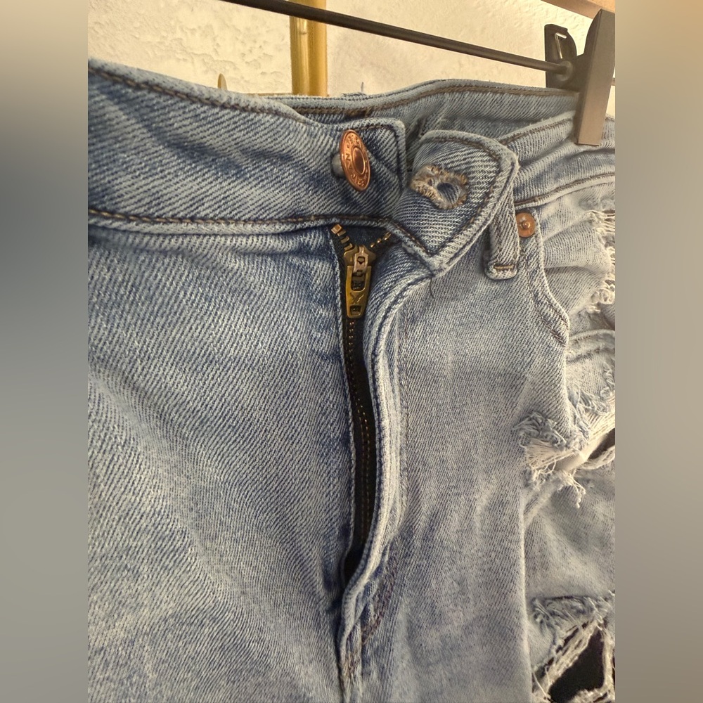 American Eagle Distressed Straight Mom Jeans Size 6 Long Light Wash Ripped Denim - Picture 5 of 14